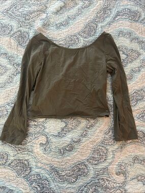 American Eagle Outfitters Olive Scoop-Neck Long Sleeve Crop Top